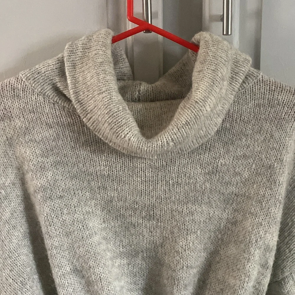 H&M Gray crop Knit Sweater with Drawstring Waist - Medium